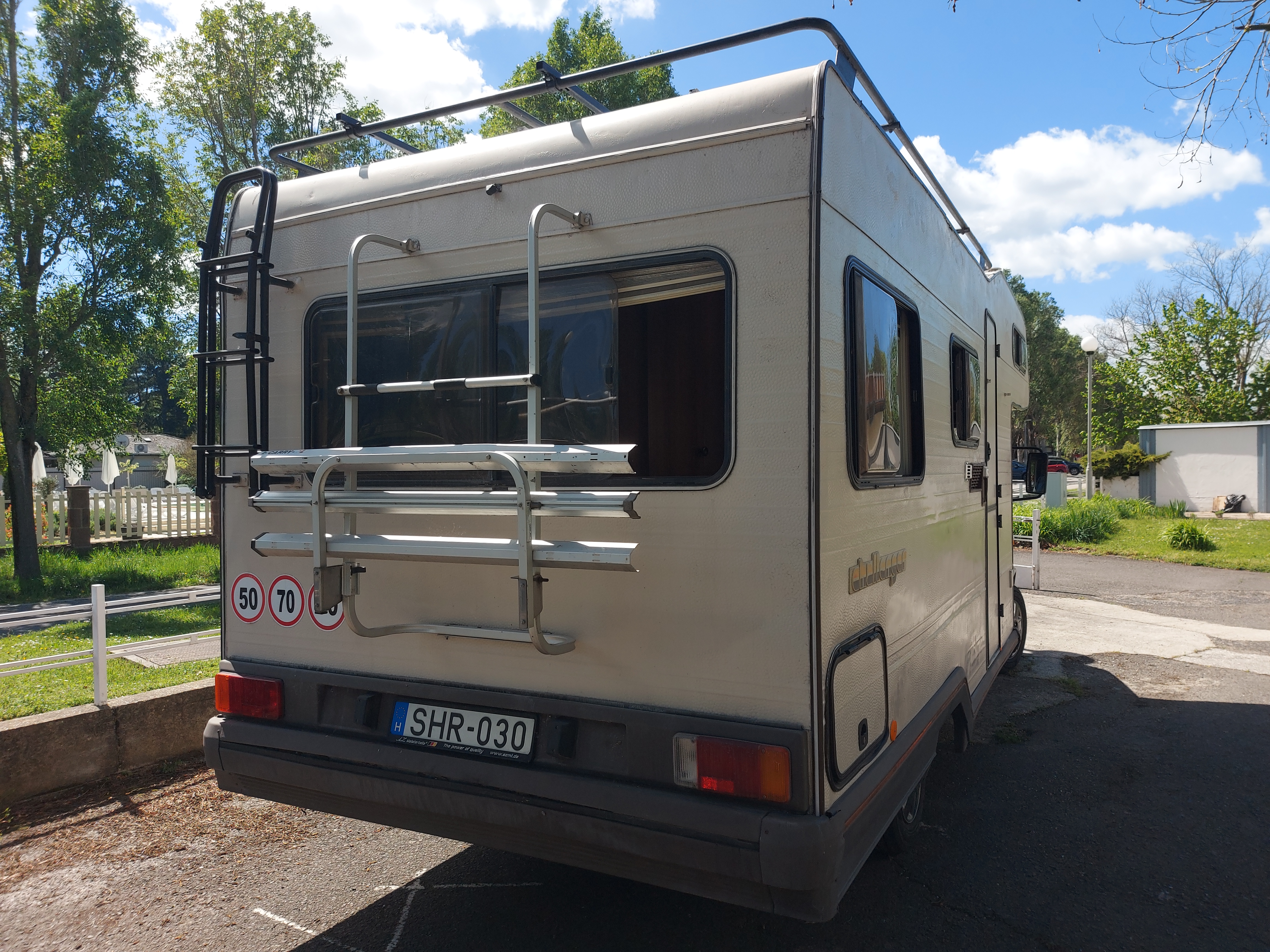 Családi pillanat a kempingben